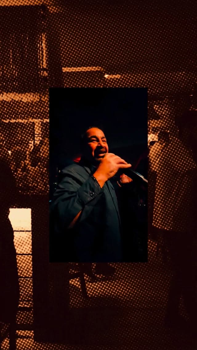فنان على المسرح